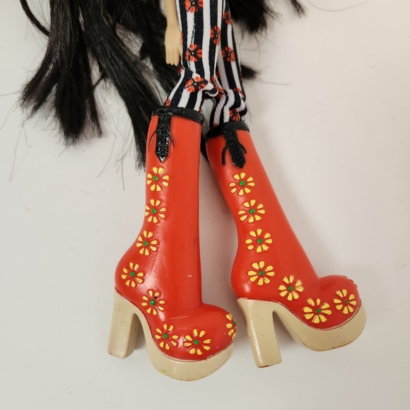 BRATZ Jade Study Abroad to Russia Doll MGA 2015 Black Hair Hippie Boots - Picture 5 of 8